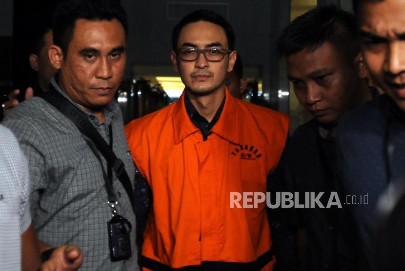 Jambi Governor Zumi Zola wears orange jacket of detainee in KPK office, Jakarta, Wednesday (April 9).