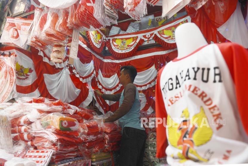 Pedagang merapikan bendera merah putih yang dijual di Pasar Mester, Jatinegara, Jakarta, Selasa (6/8).