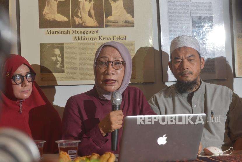 Aktivis Kemanusiaan, Ratna Sarumpaet(tengah) memberikan keterangan kepada media terkait pemberitaan penganiyaan terhadap dirinya di kediaman Ratna Srumpaet, Jakarta, Rabu (3/10).