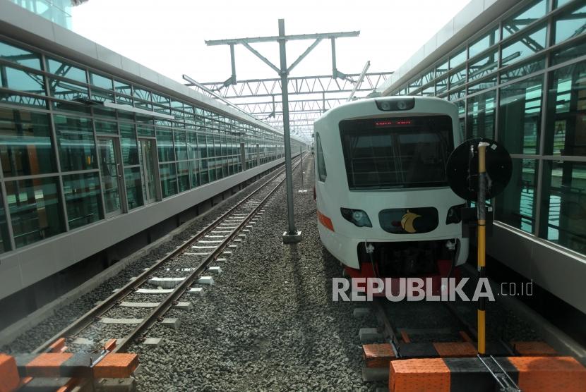 Kereta bendara melintas saat uji coba Kereta Bandara Soekarno-Hatta di Stasiun Sudirman Baru, Jakarta, Selasa (26/12).