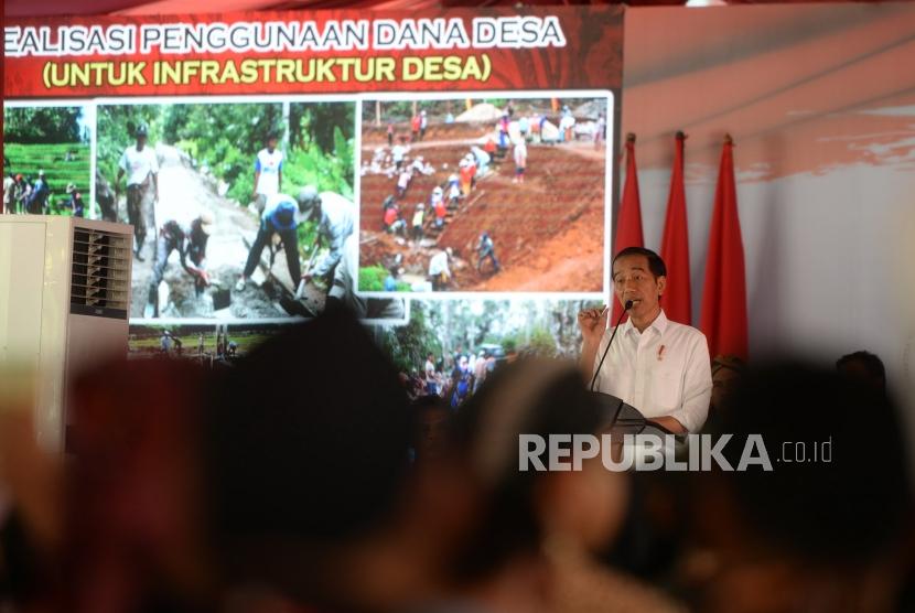 President Joko Widodo delivers his speech during working visit in Trenggalek, East Java, Friday (Jan 4).