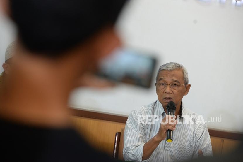 Jogja Selamatkan KPK. Mantan Pimpinan KPK Busyro Muqoddas mewakili Jaringan Anti-Korupsi Yogyakarta menyampaikan paparan saat konferensi pers di PP Muhammadiyah, Yogyakarta, Jumat (30/8/3019).