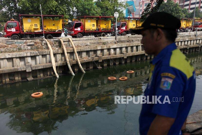 Petugas Sumber Daya Air Aliran Timur dan Barat mengecek mesin pompa penyedot air di kawasan Kali Item, Kemayoran, Jakarta, Kamis (2/8).