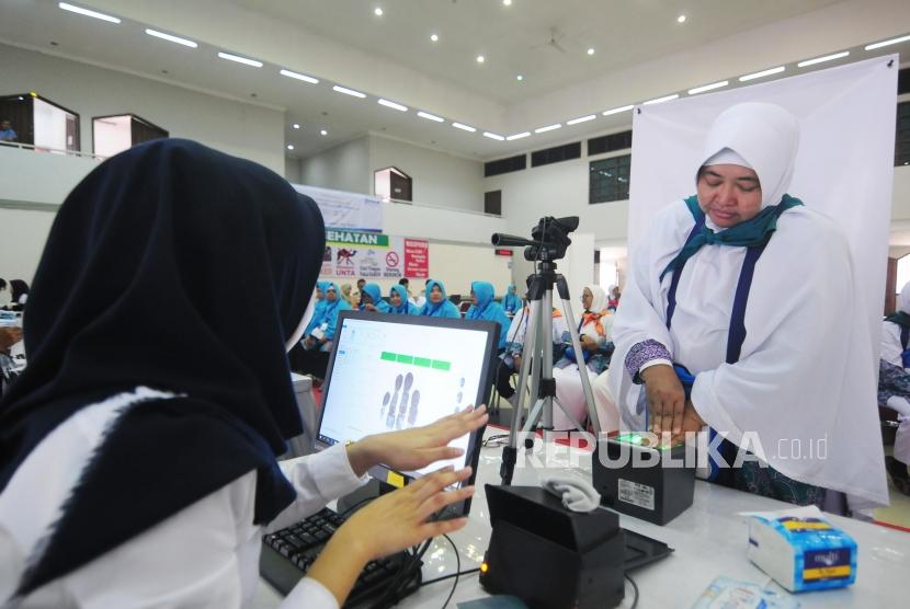 Calon jamah haji kloter pertama melaksanakan perekaman biometrik di Asrama Haji Pondok Gede, Jakarta, Senin (16/7).