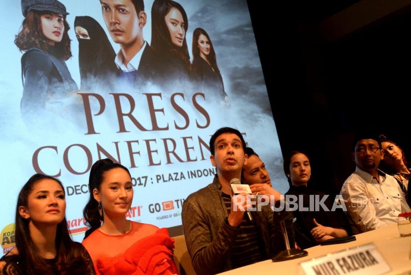 Produser Film Manoj Punjabi (tengah) memberikan paparan terkait Film Ayat-Ayat Cinta 2 saat peluncuran di Jakarta, Rabu (6/12).