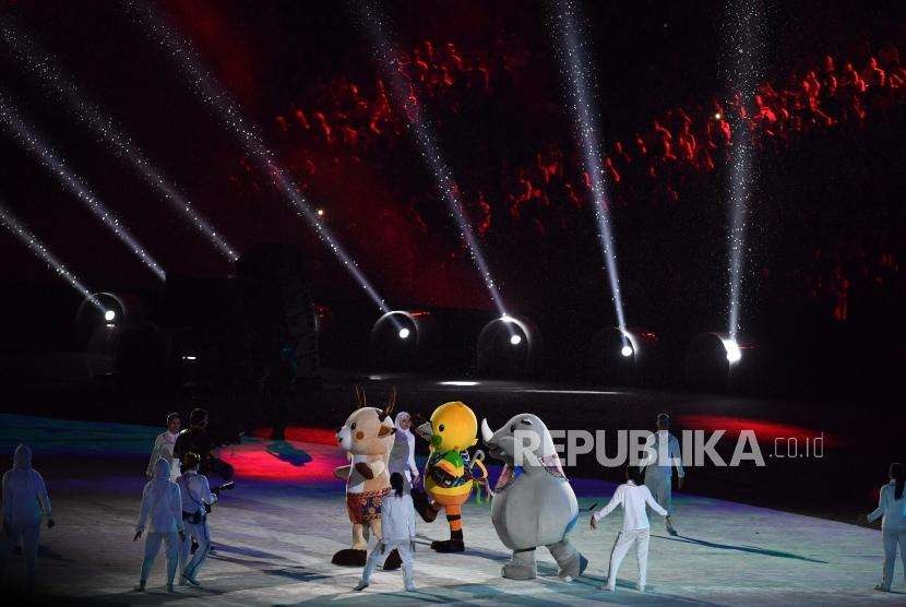  Maskot Asian Games Atung, Kaka, dam Bhin-Bhin dalam penutupan Asian Games ke 18 di Stadion Utama Gelota Bung Karno, Jakarta, Ahad(2/9).