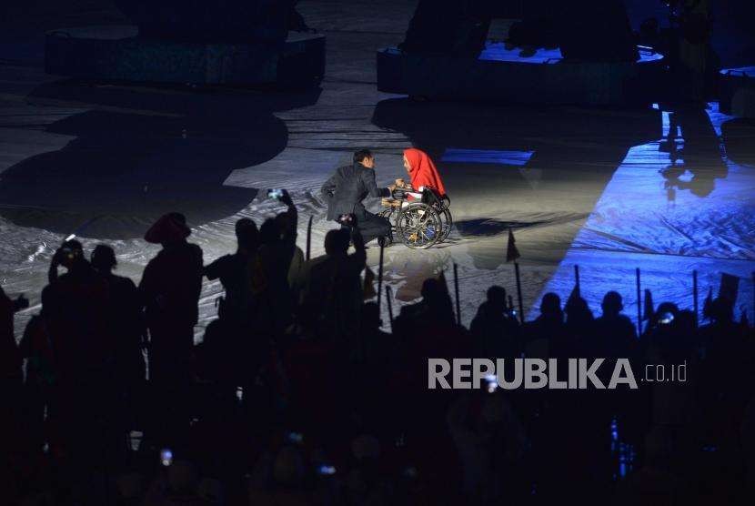 Bulan Karunia Rudianti bersama Presiden Joko Widodo (Jokowi) pada pembukaan Asian Para Games 2018 di Stadion Utama Gelora Bung Karno Jakarta, Sabtu (6/10) malam.