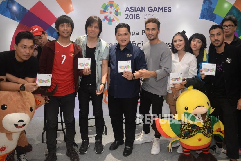 Ketua Inasgoc Erick Thohir (tengah) bersama para penyanyi menunjukan album Asian Games 2018: Energy of Asia usai peluncuranya di Veneu Aquatic Senayan, Jakarta, Jumat (13/7).