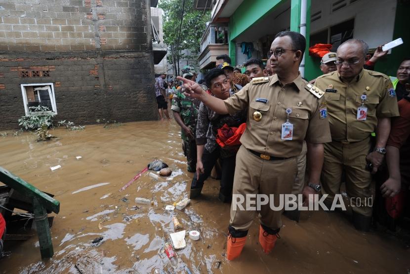 Gubernur DKI Jakarta Anies Baswedan saat melakukan kunjungan ke wilayah yang terkena banjir di Gang Arus, Cawang, Jakarta Timur (ilustrasi) 