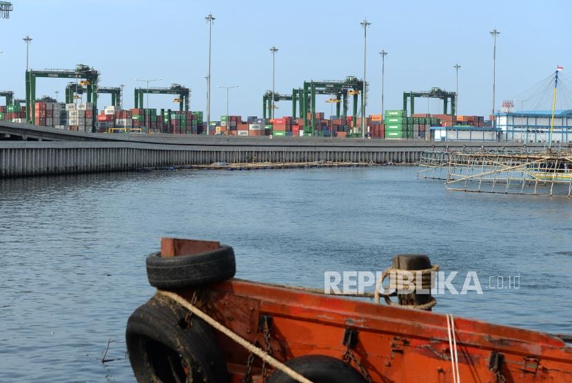 Neraca Perdagangan Defisit. Truk membawa peti kemas dari Pelabuhan New Priok Kalibaru, Jakarta, Ahad (18/2).