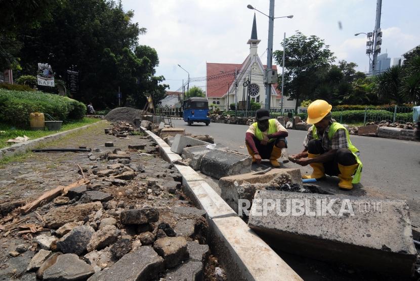 Pekerja menyelesaikan pembangunan penataan trotoar di kawasan Menteng, Jakarta Pusat.