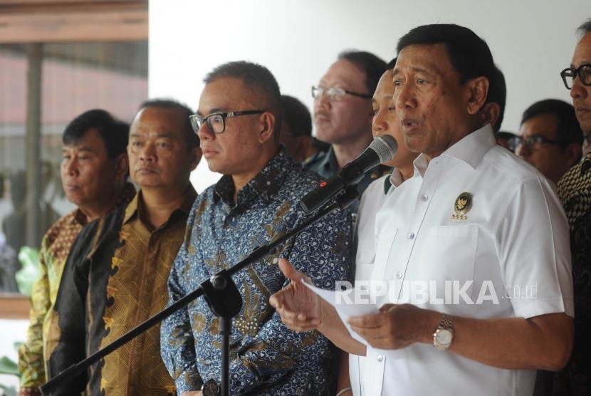  Menteri Koordinator Politik  Hukum dan Keamanan, Wiranto(kanan)  didampingi Anggota DPR Ri dan Sekjen Partai Pengusung Joko Widodo  saat melakukan  konfrensi pers terkait hasil rapat yang selanggarakan  di Rumah Dinas  Menkopolhukam, Jakarta, Senin (14/05).