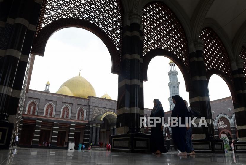 Sejumlah wisatawan saat mengunjungi Masjid Dian Al Mahri atau Masjid Kubah Emas di Depok, Jawa Barat, Jumat (7/6).