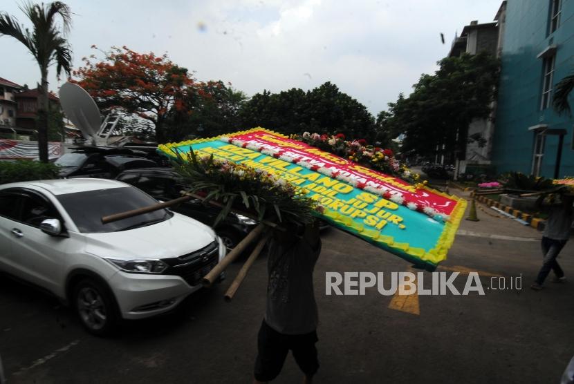 Pekerja memindahkan karangan bunga untuk Ketua DPR RI Setya Novanto yang sedang dirawat di RSCM Kencana, Jakarta, Sabtu (18/11).
