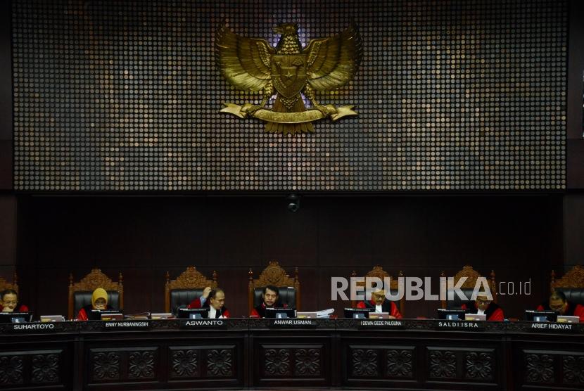 Ketua Mahkamah Konstitusi Anwar Usman (tengah) bersama para hakim saat sidang lanjutan Perselisihan Hasil Pemilihan Umum (PHPU) Pemilihan Presiden (Pilpres) 2019 di Gedung Mahkamah Konstitusi, Jakarta, Selasa (18/6).