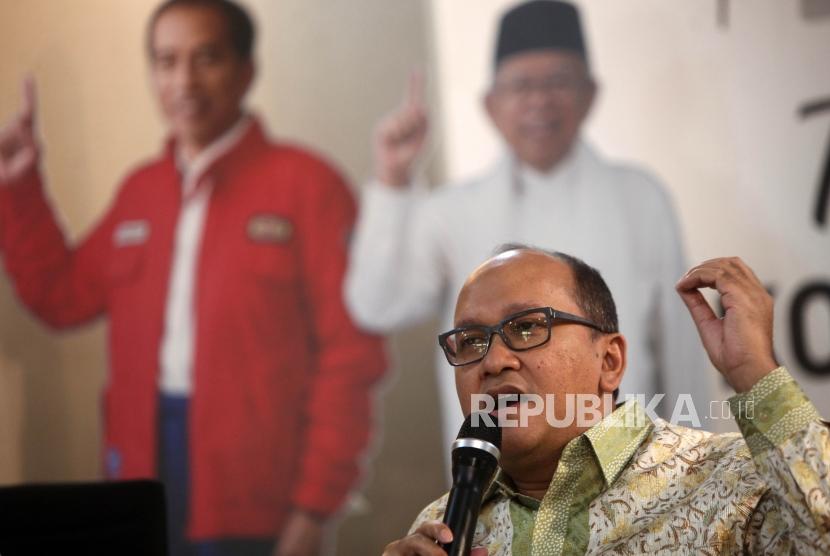 Ketua Umum Kamar Dagang dan Industri Indonesia Rosan Roeslani memberikan paparannya saat acara diskusi di Rumah Cemara, Jakarta, Senin (15/10).