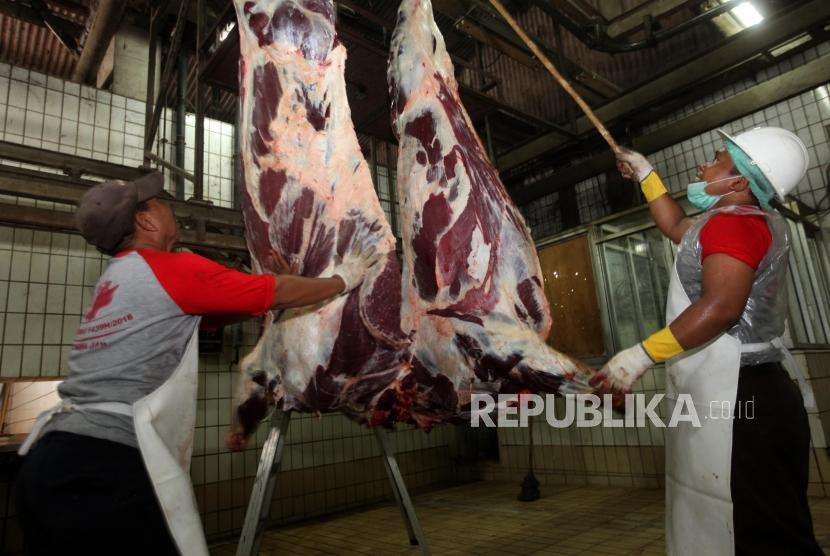 Petugas memotong hewan kurban di Rumah Pemotongan Hewan (RPH) PD. Dharma Jaya, Cakung, Jakarta, Rabu (22/8).