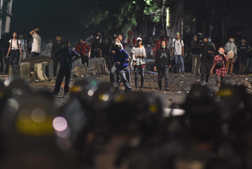 Sejumlah massa menyerang ke arah petugas kepolisian saat terjadi bentrokan Aksi 22 Mei di Jalan Brigjen Katamso, kawasan Slipi, Jakarta, Rabu (22/5/2019).
