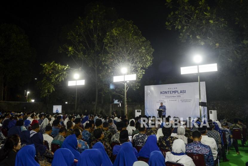 Presiden ke-6 RI yang juga Ketua Umum Partai Demokrat, Susilo Bambang Yudhoyono saat menyampaikan pidato pada Malam Kontemplasi di Puri Cikeas, Bogor, Jawa Barat, Senin (9/9).