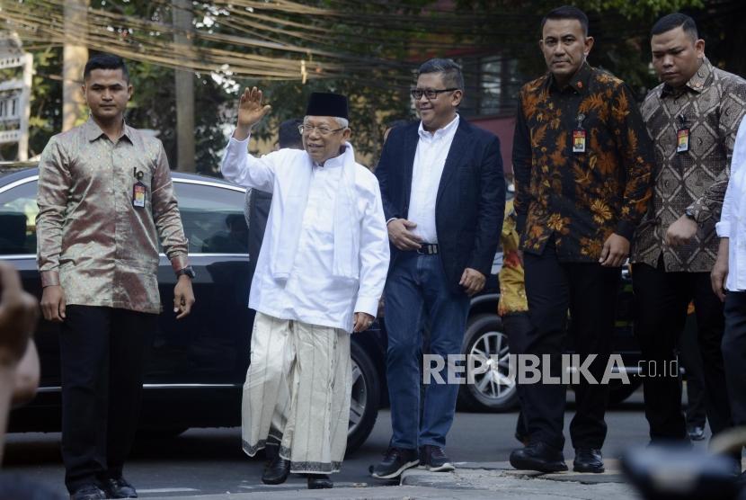 Wakil Presiden terpilih KH Ma'ruf Amin tiba untuk menghadiri acara pembubaran Tim Kampanye Nasional (TKN) Joko Widodo-Ma'ruf Amin di Jakarta, Jumat (26/7).