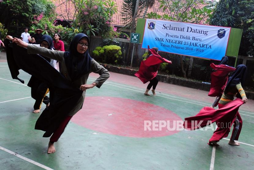 Sejumlah pelajar latihan menari untuk persiapan tampil pada demo ekstrakurikuler di SMK Negeri 25, Pasar Minggu, Jakarta, Selasa (17/7).