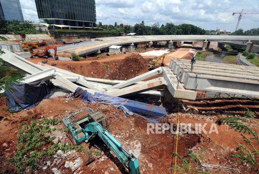 Kondisi girder proyek pembangunan tol Antasari-Depok yang roboh di Jalan Pangeran Antasari, Cilandak, Jakarta Selatan, Selasa (2/1).
