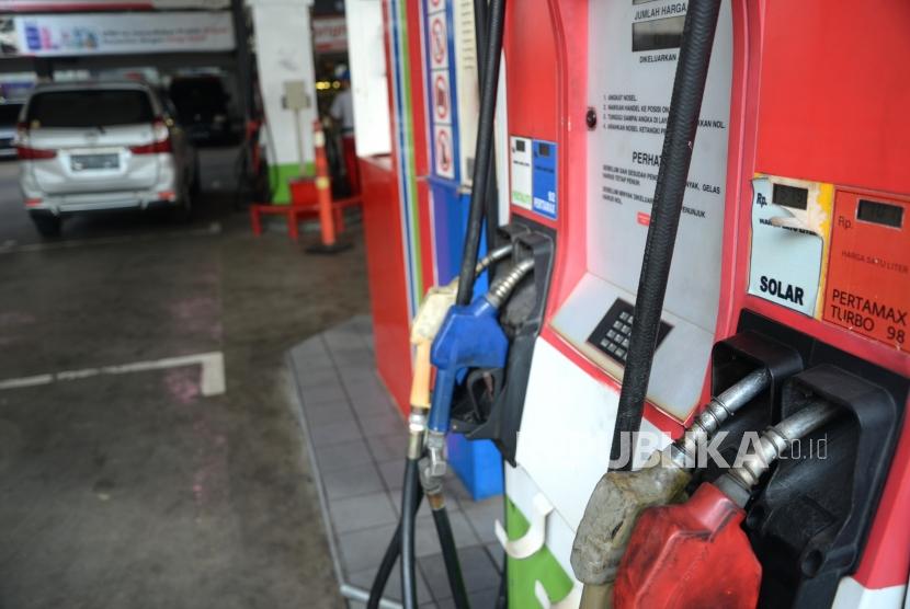 Penambahan Subsidi BBM. Kendaraan mengisi bahan bakar minyak di SPBU, Jakarta, Ahad (6/5).