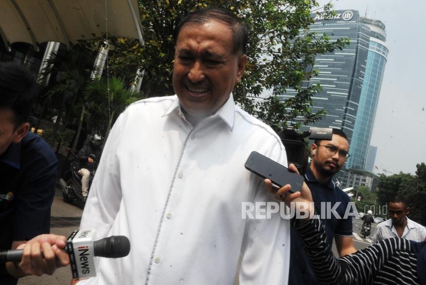 Anggota DPR RI Markus Nari berjalan usai menjalani pemeriksaan di Gedung KPK, Jakarta, Selasa (5/6).