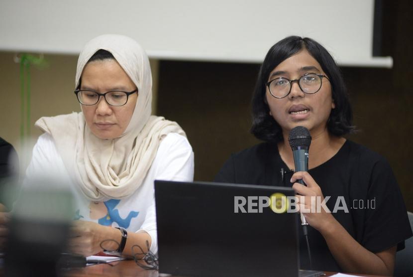 Ketua Umum YLBHI Asfinawati memberikan keterangan terkait temuan awal pemantauan bersama peristiwa Mei 2019 di Jakarta, Ahad (26/5).