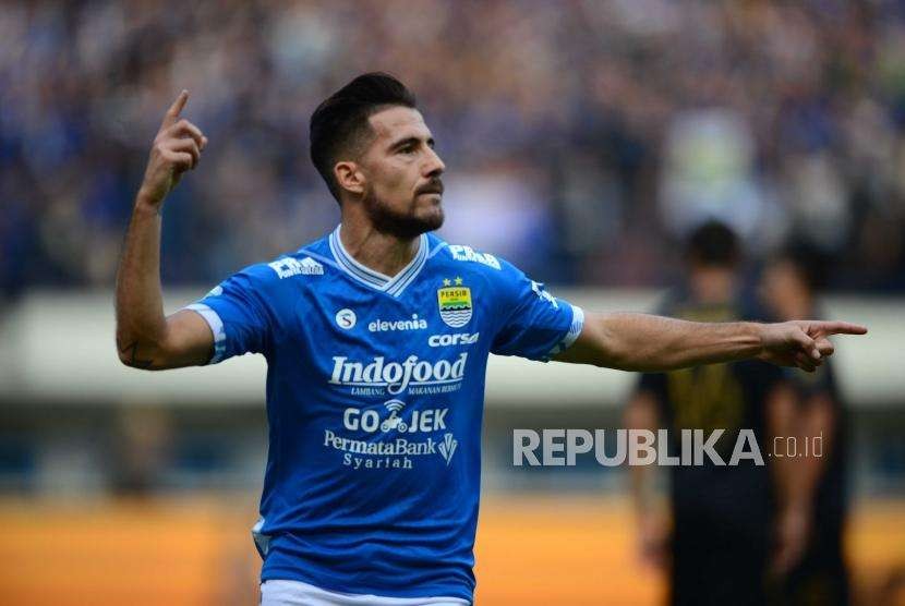 Sleebrasi striker Persib Jonathan Bauman setelah mencetak gol pertama pada pertadingan Gojek Liga1 2018 di Stadion Gelora Bandung Lautan Api (GBLA) di Bandung, Sabtu (4/7).