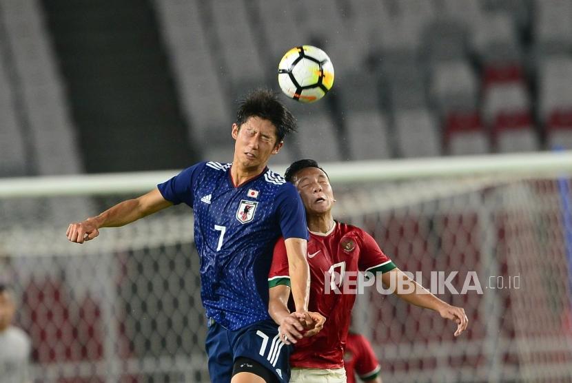 Hiroki Ito (kiri) saat membela timnas Jepang U-19 melawan Indonesia U-19 di Piala Asia U-19 2018. Ito yang sekarang berusia 25 tahun akan membela Bayern Munchen musim depan.