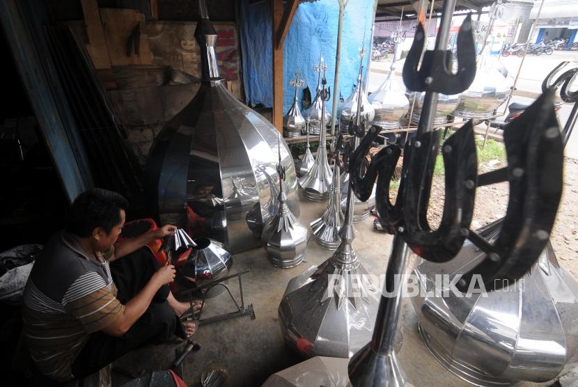 Pengrajin saat membuat kubah masjid di Jalan Raya Parung, Bogor, Jawa Barat, Jumat (9/2).