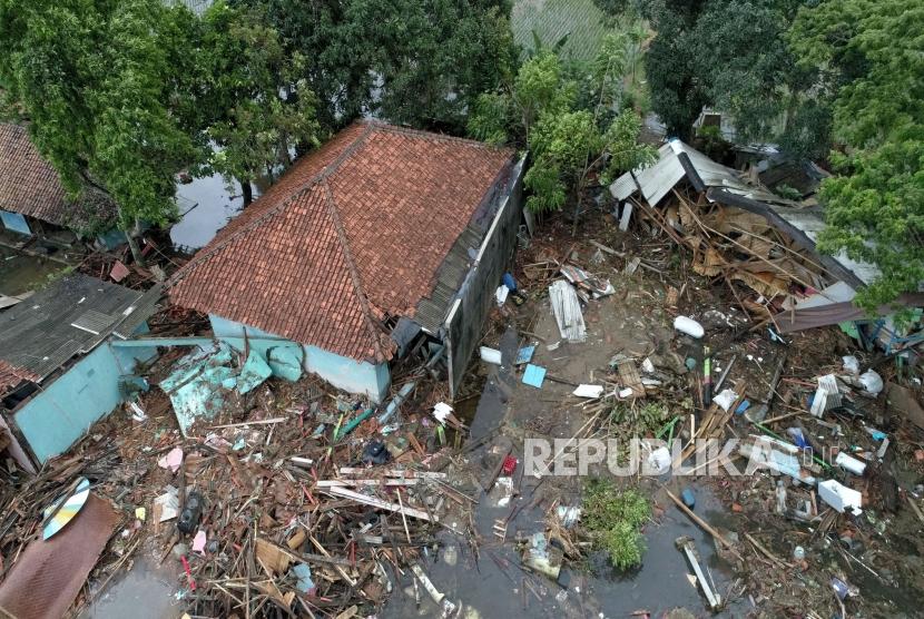 Warga sedang merapikan puing sisa tsunami di Desa Bulakan, Serang, Banten. Rabu (26/12). 