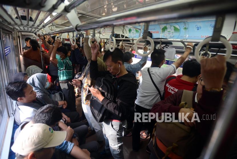 Sejumlah penumpang menaiki KRL Commuter Line di Jakarta, Senin (18/2).