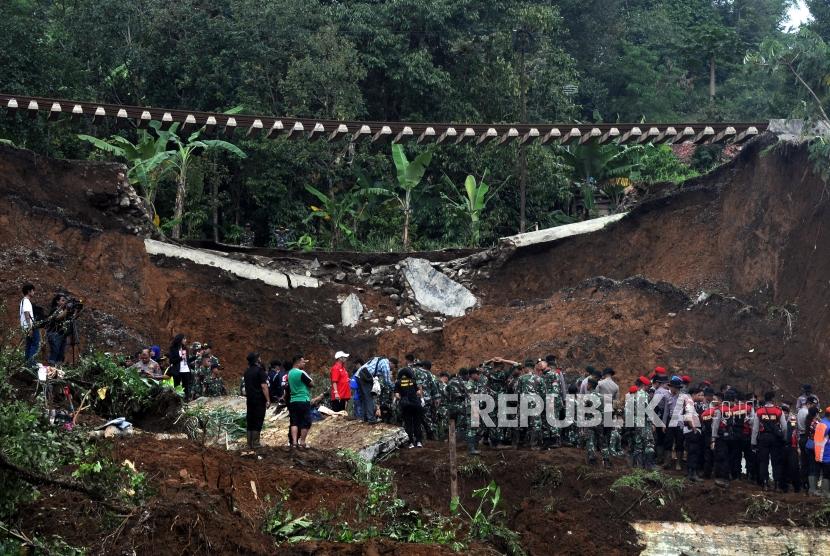 Sejumlah petugas gabungan melakukan evakuasi pencarian korban longsor di Kampung Maseng, Cijeruk, Kabupaten Bogor, Jawa Barat, Selasa (6/2).