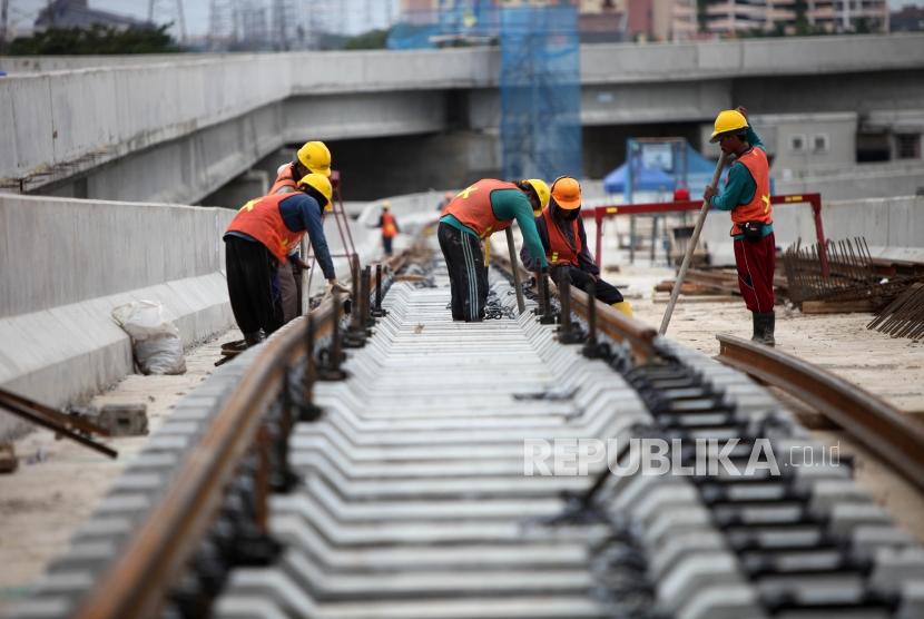 Sejumlah pekerja memasang rail pada proyek pembangunan Light Rail Transit (LRT) Koridor 1 di Depo LRT, Kelapa Gading, Jakarta.