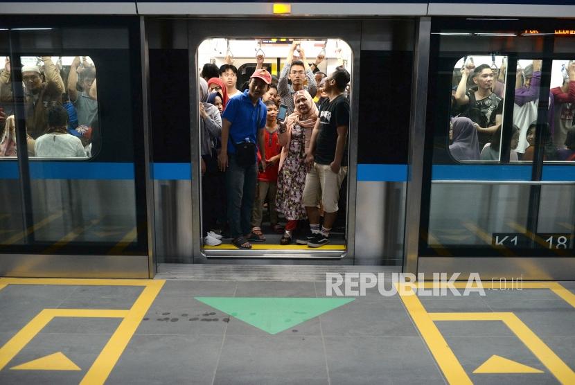 Penumpang Pertama Pascaperesmian MRT. Penumpang Moda Raya Terpadu (MRT) berjubel di pintu masuk Stasiun MRT Bundaran HI, Jakarta, Ahad (24/3/2019).