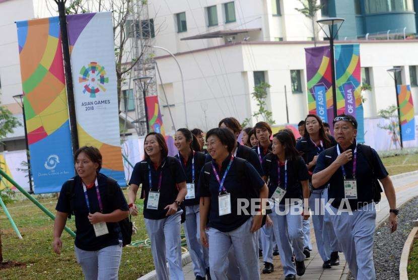 Sejumlah atlet peserta Asian Games 2018 beraktivitas di Wisma Atlet, Kemayoran, Jakarta, Senin (13/8).