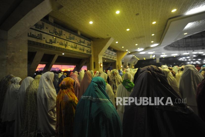 Sholat Maghrib.   Peserta Perempuan  menunaikan sholat maghrib dalam acara Dzikir Nasional di Masjid At-tin, Jakarta, Ahad (31/12).