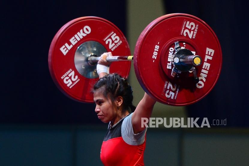 Atlet angkat besi putri Indonesia Sri Wahyuni melakukan angkatan snatch di nomer women 48 kg pada event Invitation Tournament Asian Games 18 di Jakarta, Ahad (11/2).