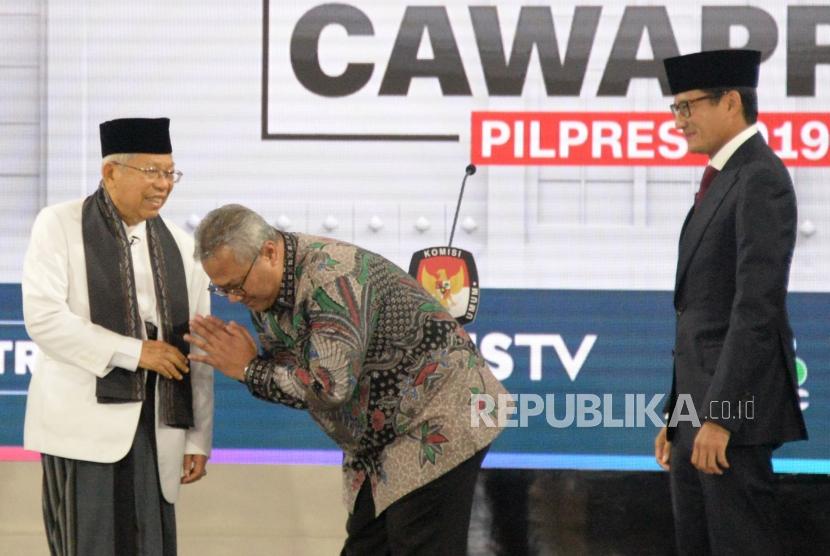 Debat Cawapres. Cawapres no 01 KH Ma'ruf Amin bersalaman dengan Ketua KPU RI Arief Budiman dan Cawapres No 02 Sandiaga Uno saat debat Cawapres Pilpres 2019 di Jakarta, Ahad (17/3).