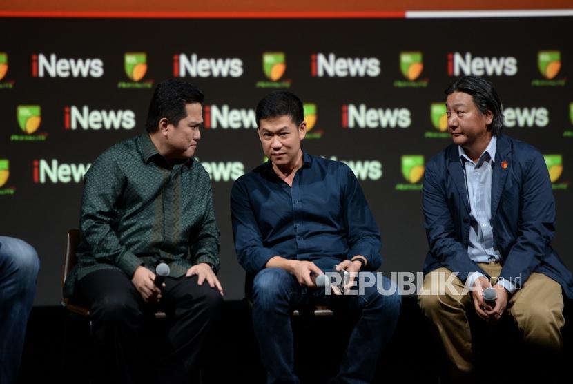 Ketum KOI Erick Thohir, CEO iNews David A Audy, dan Dirut IBL Hasan Gozali (dari kiri) hadir pada konferensi pers hak siar IBL 2017-2018 di Jakarta, Kamis (2/11).