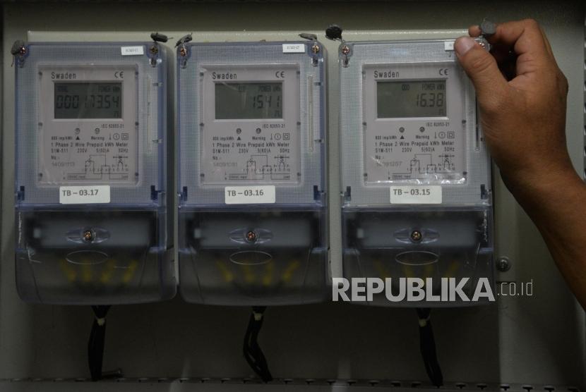 Petugas memeriksa meteran listrik di Rumah Susun Jatinegara Barat, Jakarta, Senin (13/11).