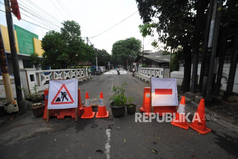 Pentupan jalan. Spanduk bertuliskan penutupan jalan Pejaten Raya, Jakarta Selatan, Rabu (22/11).