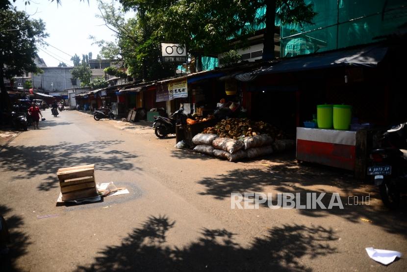TKP Kecelekaan Kerja. Sebuah kota menandakan tempat kejadian perkara kecelakaan kerja proyek Pasar Rumput, Jakarta, Ahad (18/3).