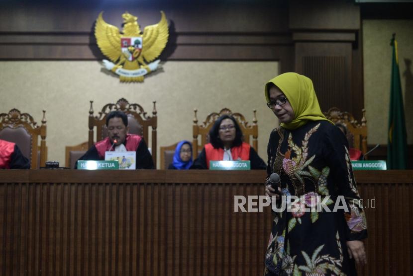 Mantan anggota DPR RI wakil ketua Komisi VII, Eni Maulani Saragih menjalani sidang  perdana di Pengadilan Tindak Pidana Korupsi, Jakarta, Kamis (29/11).