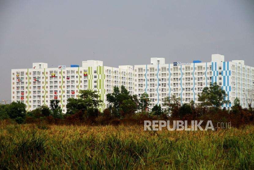 Bendera Kontingen di Wisma Atlet. Bendera kontingen Asian Games 2018 di pasang di Wisma Atlet Komplek Olahraga Jakabaring, Palembang, Ahad (26/8).