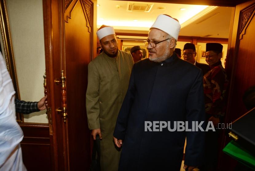 Mantan Rektor Al-Azhar, Ibrahim Hud-hud  berjalan  saat mengunjungi kantor pengurus besar Nahdatul Ulama, Jakarta, Jumat (21/12).