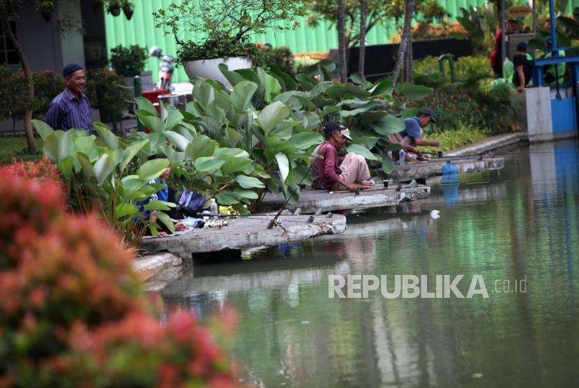 Sejumlah warga memancing di Taman Setu Lembang, Jakarta.