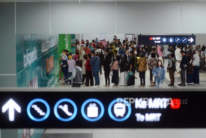 Sejumlah penumpang mengantre untuk mendapatkan kartu single trip MRT di Stasiun MRT Bundaran HI, Jakarta, Senin (1/4).